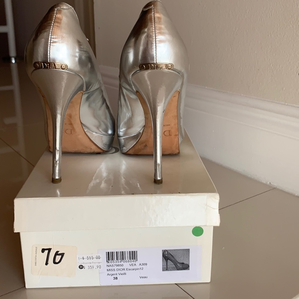 Dior pumps some scratches, original box included.